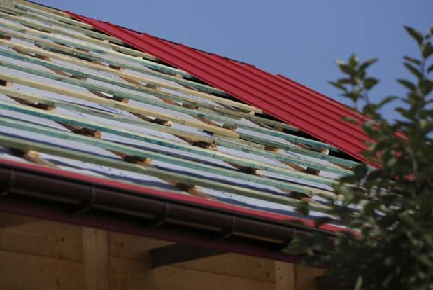 оптимальная толщина профнастила для крыши – 0,5 мм