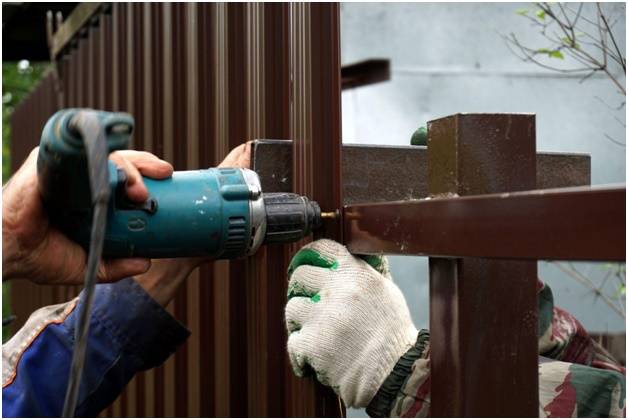 установка металлического штакетника в два ряда