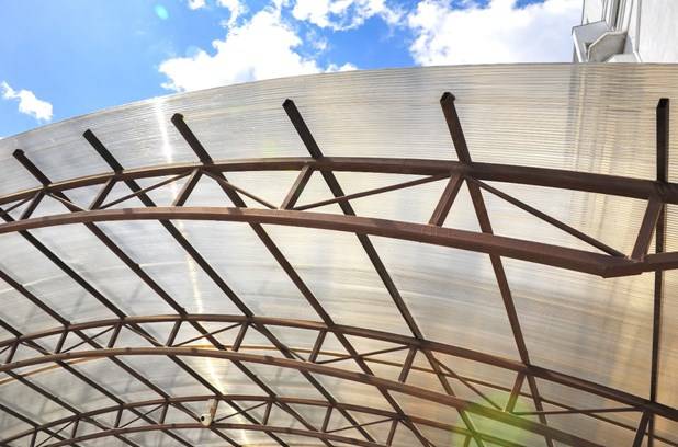 козырек из светло-коричневого поликарбоната для гаража