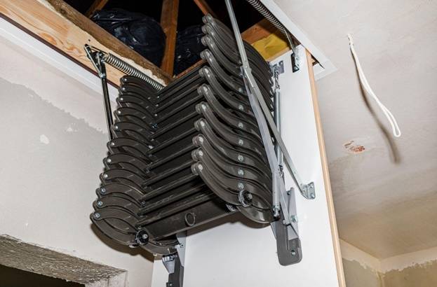 монтаж металлической складной лестницыы на чердак