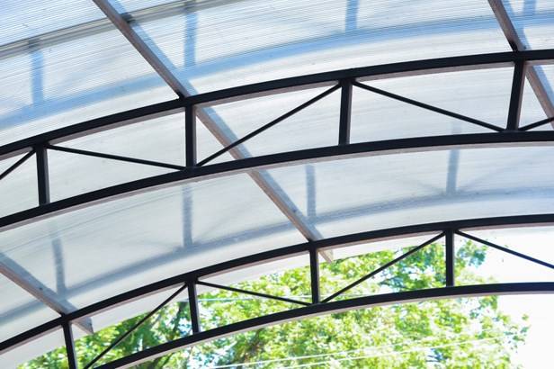 козырек, собранный из нескольких ферм и покрытием из поликарбоната