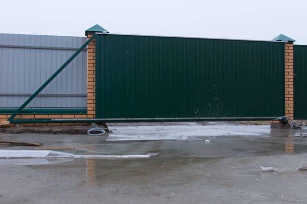 консольные гаражные ворота с полотном из профнастила