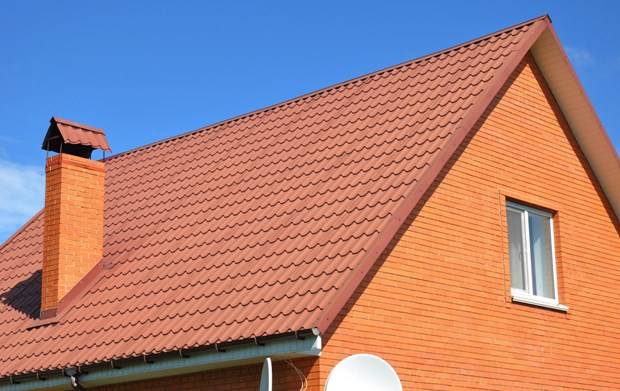 применение губчатых уплотнителей под коньковой планкой для металлочерепицы