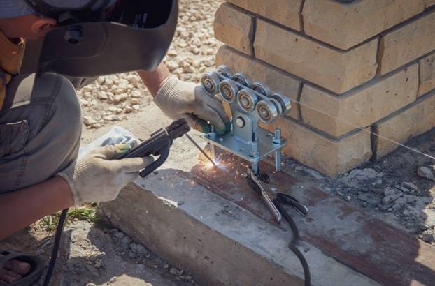 крепление роликовой каретки откатных ворот при помощи сварки