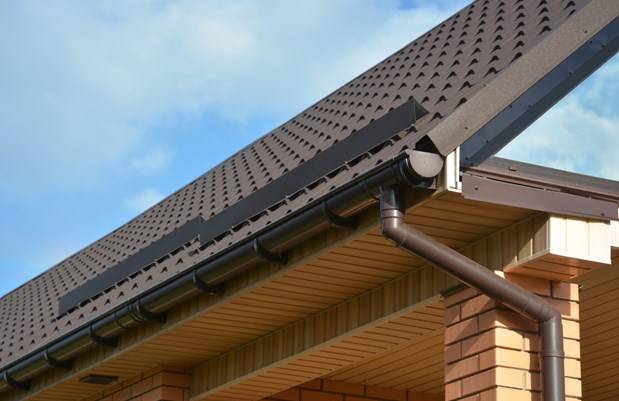 крепление кровельных доборов при устройстве кровли из металлочерепицы