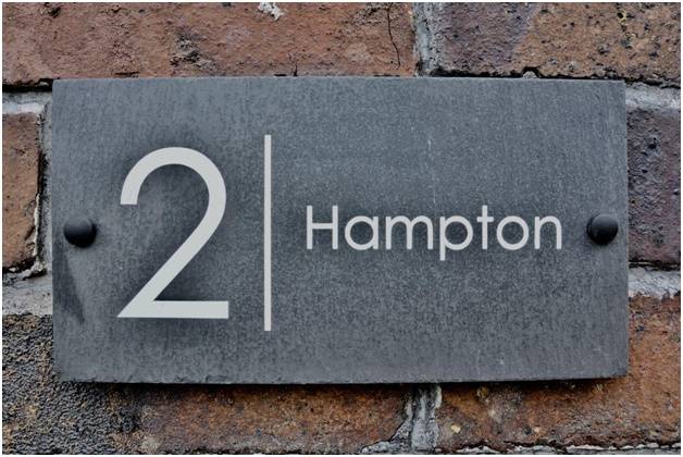 простая адресная вывеска с номером