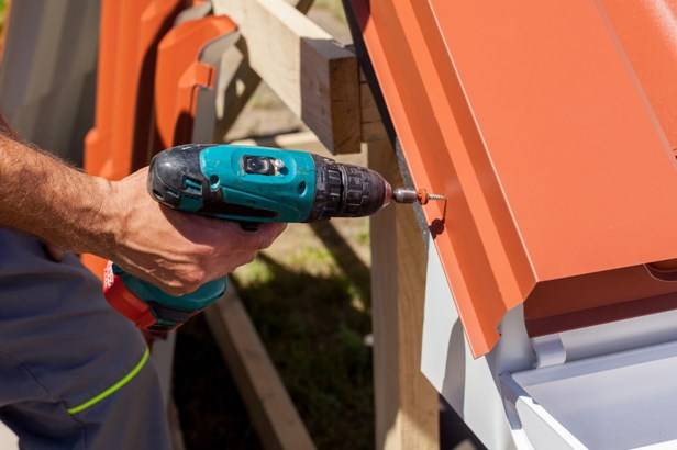 правила выбора крепежа для крепления профнастила на крышу