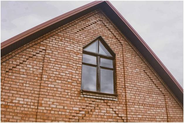 ветровая планка установленная на торцевую доску окрашенную в такой же цвет