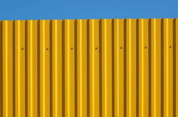 Способы, как нарастить забор из профнастила по высоте и низу | «Таврос»