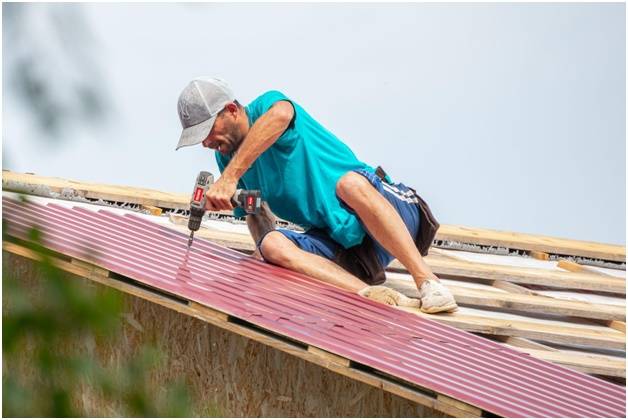 установка на саморезы первого вертикального ряда профнастила
