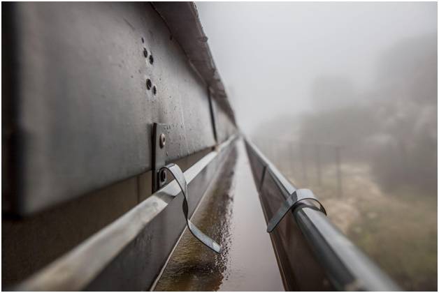  Вода в желобе водосточной системы 