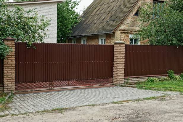 быстрое строительство забора из готового комплекта