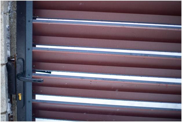 Заполнитель секций забора жалюзи на калитке