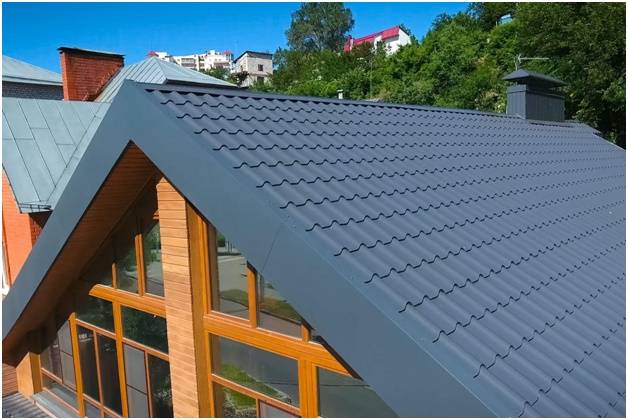 для большой крыши из металлочерепицы можно использовать широкую ветровую планку