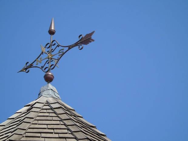 флюгер из металла на крыше дома