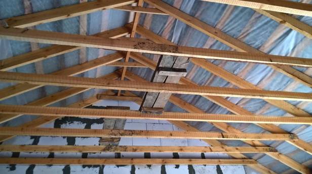 Устройство гидроизоляции под крышей из металлочерепицы - вид изнутри