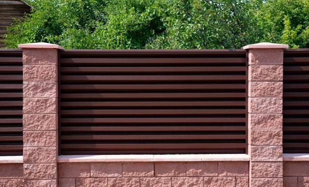Забор жалюзи можно построить из разных типов материалов