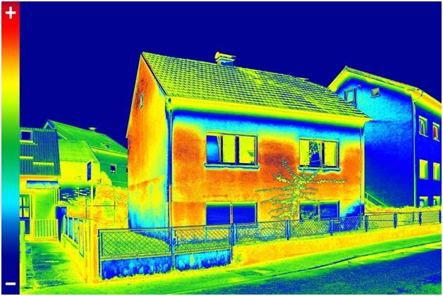  Обследование дома тепловизором для выявления места утепления 