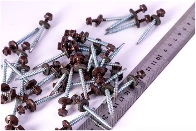 аксессуары и крепеж для монтажа металлочерепицы на крышу