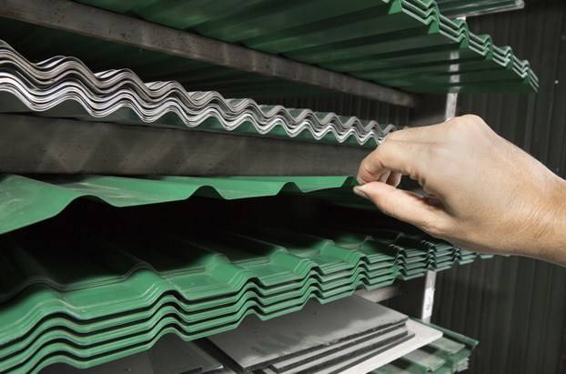 бережное перемещение листов профнастила