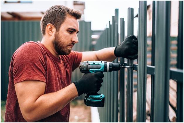 Как установить забор из евроштакетника своими руками - пошаговая инструкция