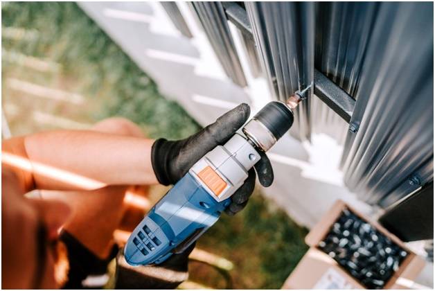 Вертикальное крепление металлоштакетника на забор при помощи шуруповерта