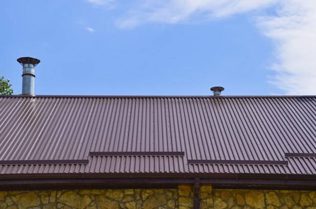 Снегорезы устанавливают на крыши из профлиста в домах с сухим климатом 