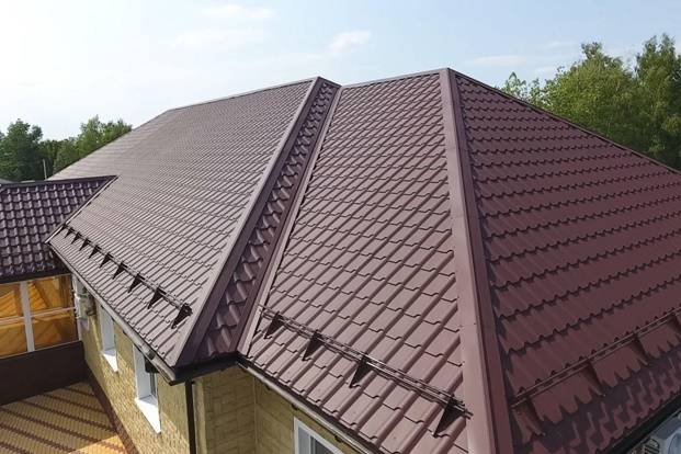 коричневая крыша из металлочерепицы и бежевый фасад