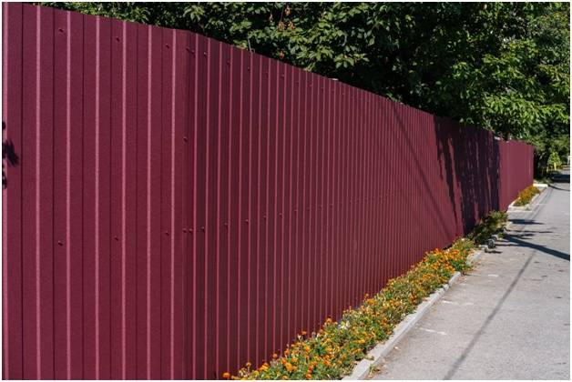 металлический забор бордового цвета