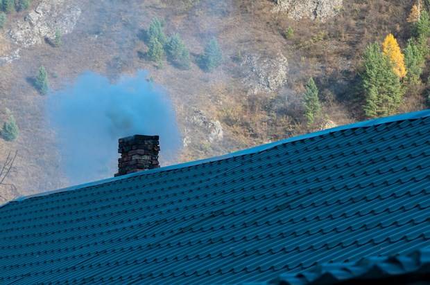 Герметизация и уплотнение кирпичной дымоходной трубы на крыше из металлочерепицы