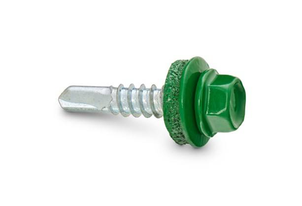 Какие особенности нужно учитывать, выполняя расчет количества кровельных саморезов для монтажа профнастила