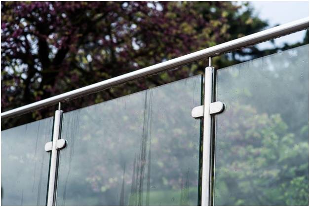 забор из светопрозрачного стекла между соседними территориями частных домов