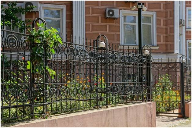 забор на ленточном фундаменте с высоким цоколем