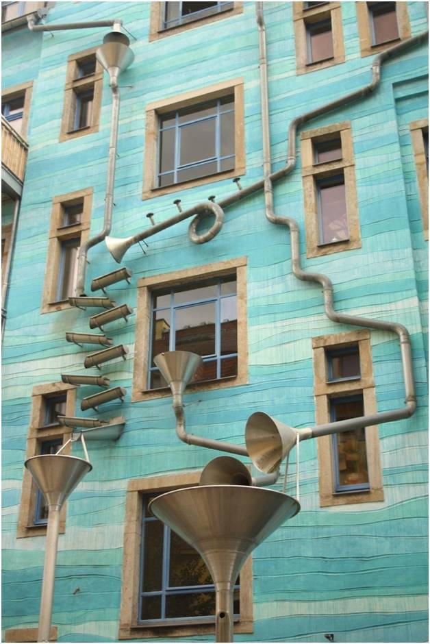  Творчески собранная водосточная система 