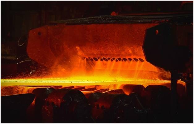 процесс создания горячекатаного стального листа на заводе