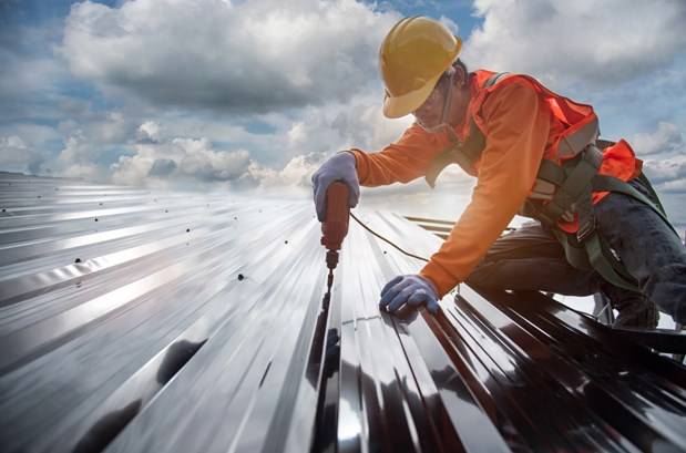 кровельные саморезы с окрашенной головкой позволяют закрепить профлист скрыто