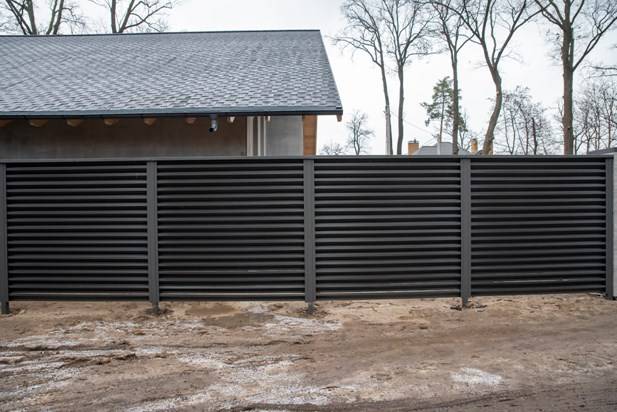 Установка забора жалюзи на фундамент