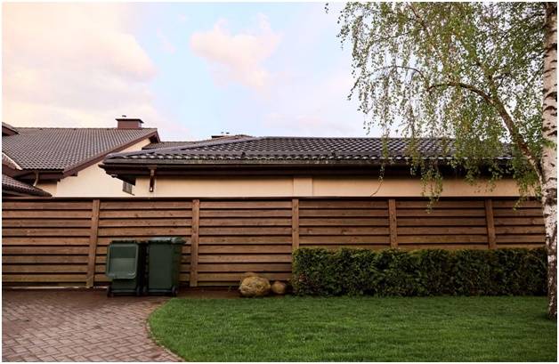  забор из заполнителем – деревянные жалюзи