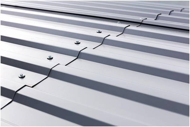 устанавливать на нижних кромках профилей крепеж нужно в каждой волне