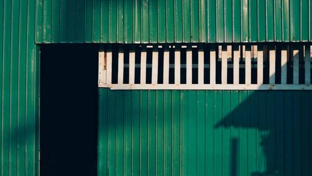 подвесные раздвижные ворота, установленные на въезде на склад