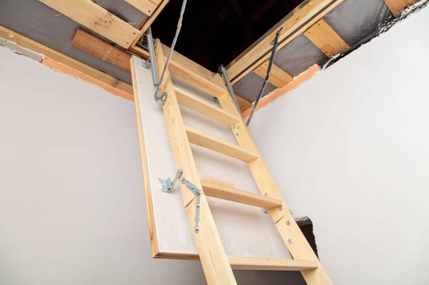Деревянная лестница с крышкой люка для выхода на жилое помещение мансарды