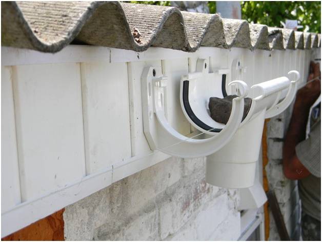  Кронштейн для крепления желоба к крышке дома