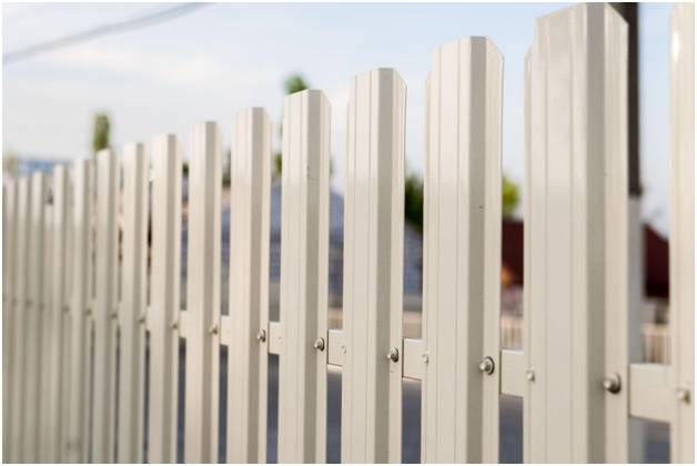 как выбрать евроштакетник для крепления на забор по размерам