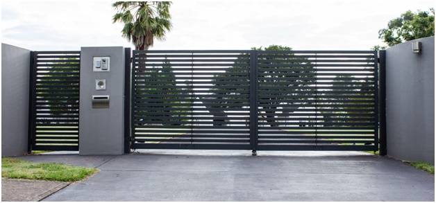 современный металлический забор с бетонными опорами