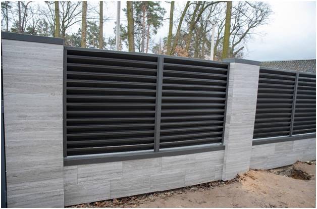  красивый забор из жалюзи в частном доме 