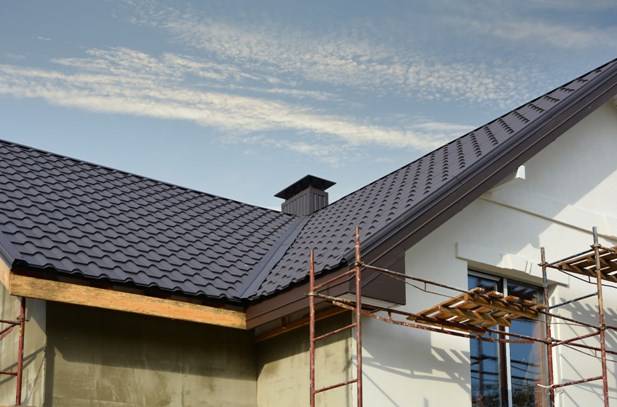 особенности строительства крыши из металлочерепицы с малым углом наклона