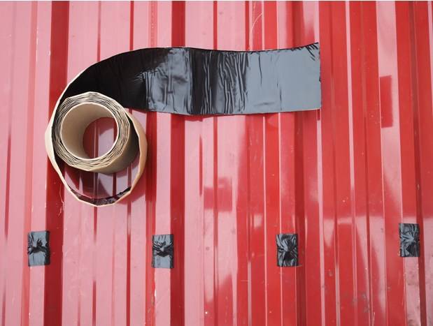 универсальные самоклеящиеся уплотнители – востребованный материал для строительства крыш