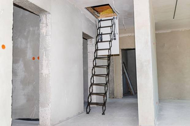 лестницу на чердак лучше выбирать в процессе строительства дома