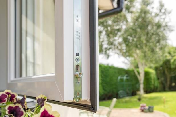 универсальные уплотнители могут использоваться вместо штатных резинок на окнах и дверных конструкция дома