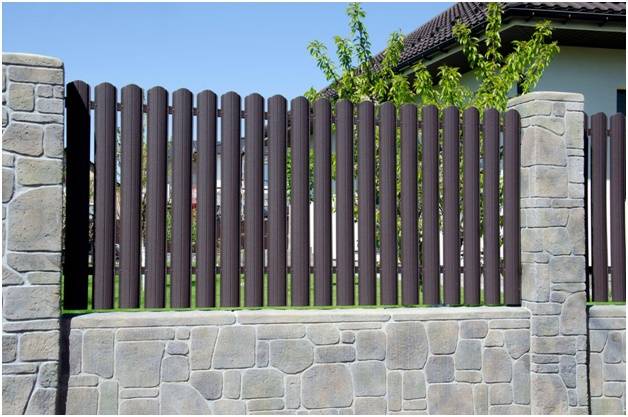 лучшие способы крепления металлического штакетника на забор